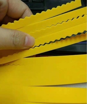 Alta elasticidad amarillo 8mm corte por inyección esponja ranura de caucho caucho plano contrachapado de acero regla de corte por inyección