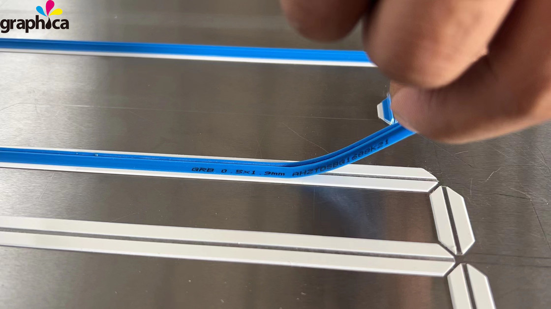 Más vendido Blue Outbox Graphic Plastic Die Cutting Creasing Matrix para materiales de impresión