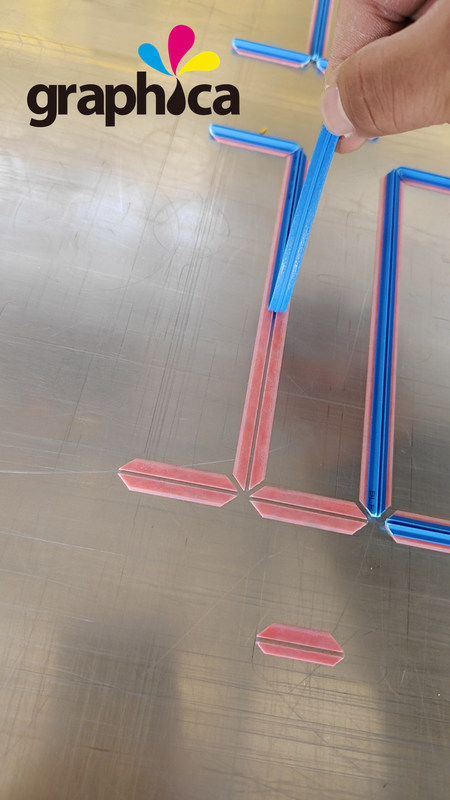 Cortador de matriz creciente de fibra azul para la fabricación de cajas de papel corrugado de cartón y más