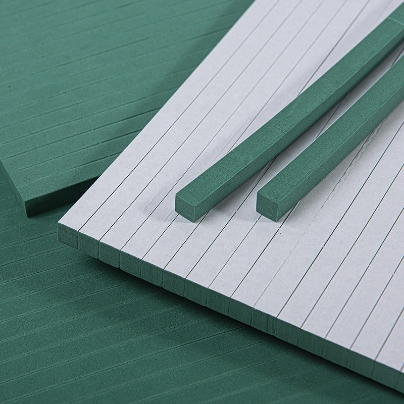 Esponja de caucho de expulsión para la fabricación y corte de moldes de tablero para garantizar el papel liso