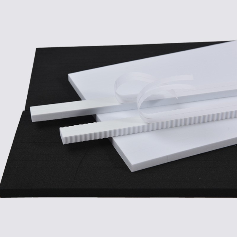 Esponja de caucho de expulsión para la fabricación y corte de moldes de tablero para garantizar el papel liso