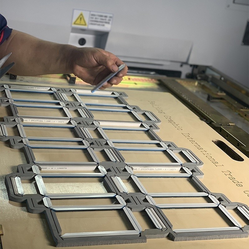 Corte de matrices a granel en matrices para la fabricación de cartón y cajas de papel corrugado