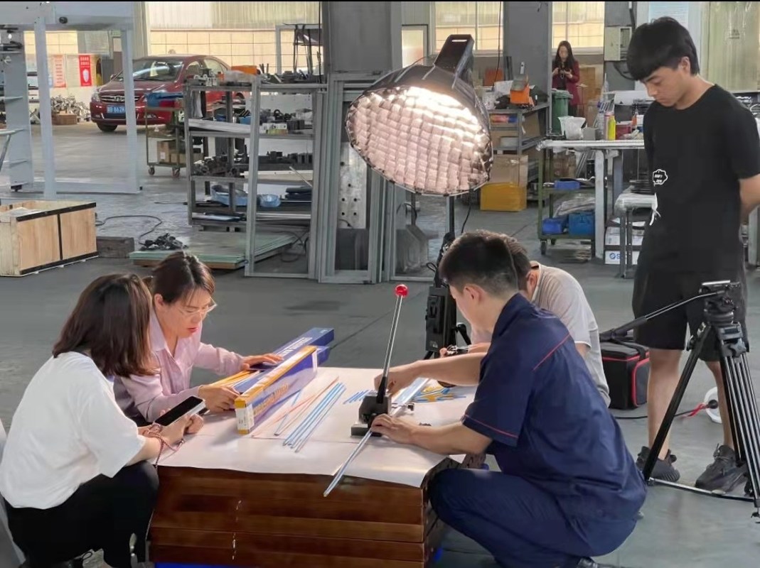 Máquina de flexión de regla de acero fácil de usar manual para flexión CNC Peso neto 43 kg