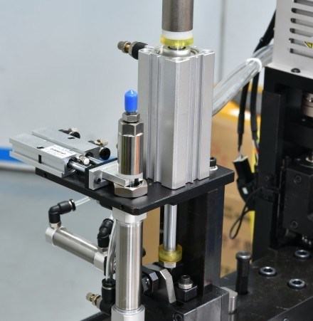 Barras de acero Materia prima Máquina de doblar la regla de acero para gráfico10-B 1.5MM Min longitud de extremo